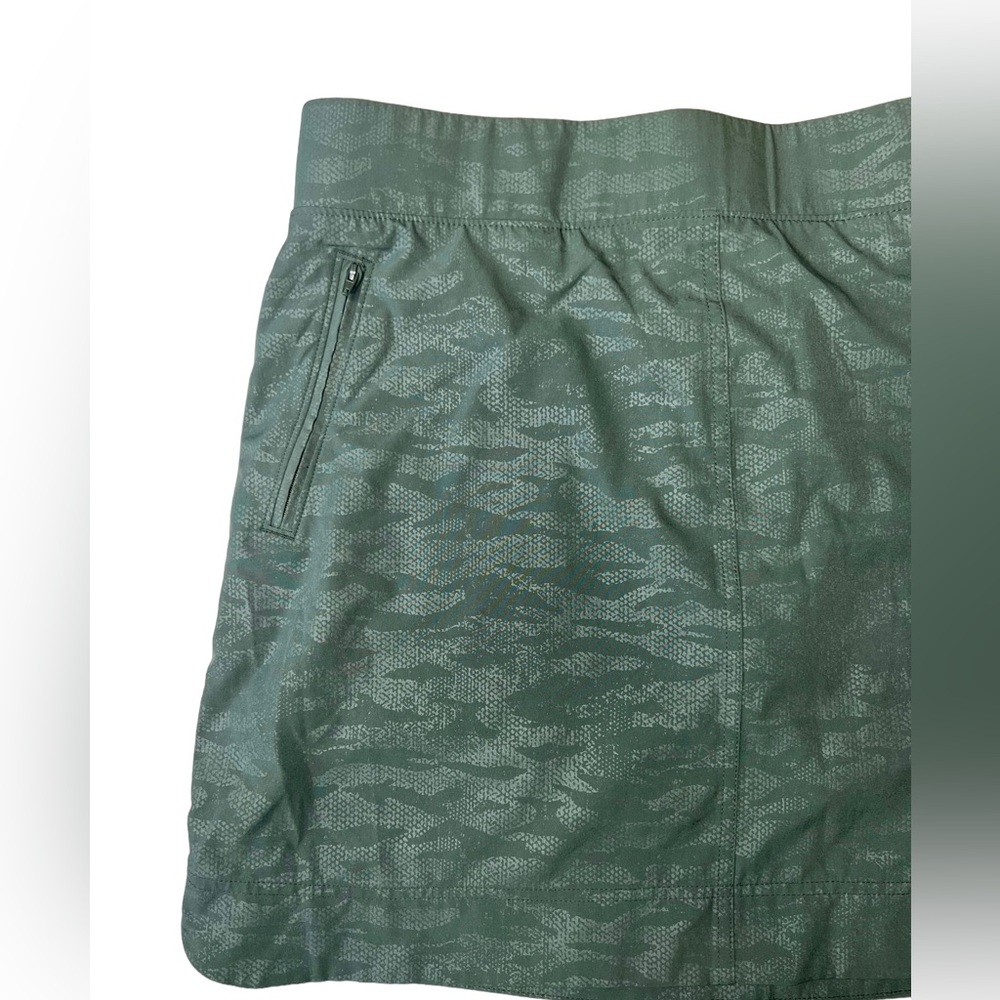 Orvis Size XL Green Camo Embossed Print Active Performance Skort Womens - Picture 3 of 15